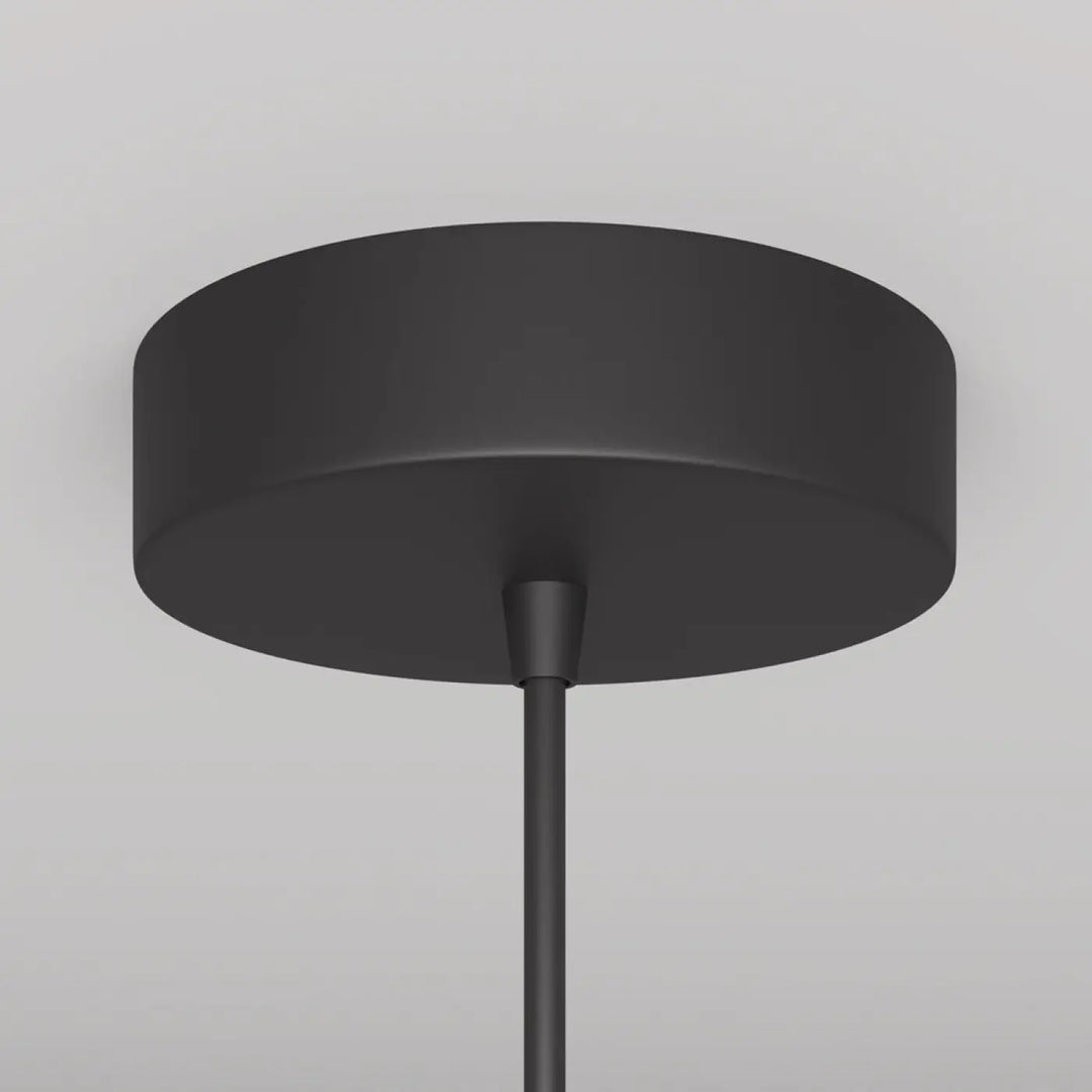 Suspension luminaire arrow au-dessus d’un îlot avec finition mate noire et design circulaire minimaliste avec culot gu10