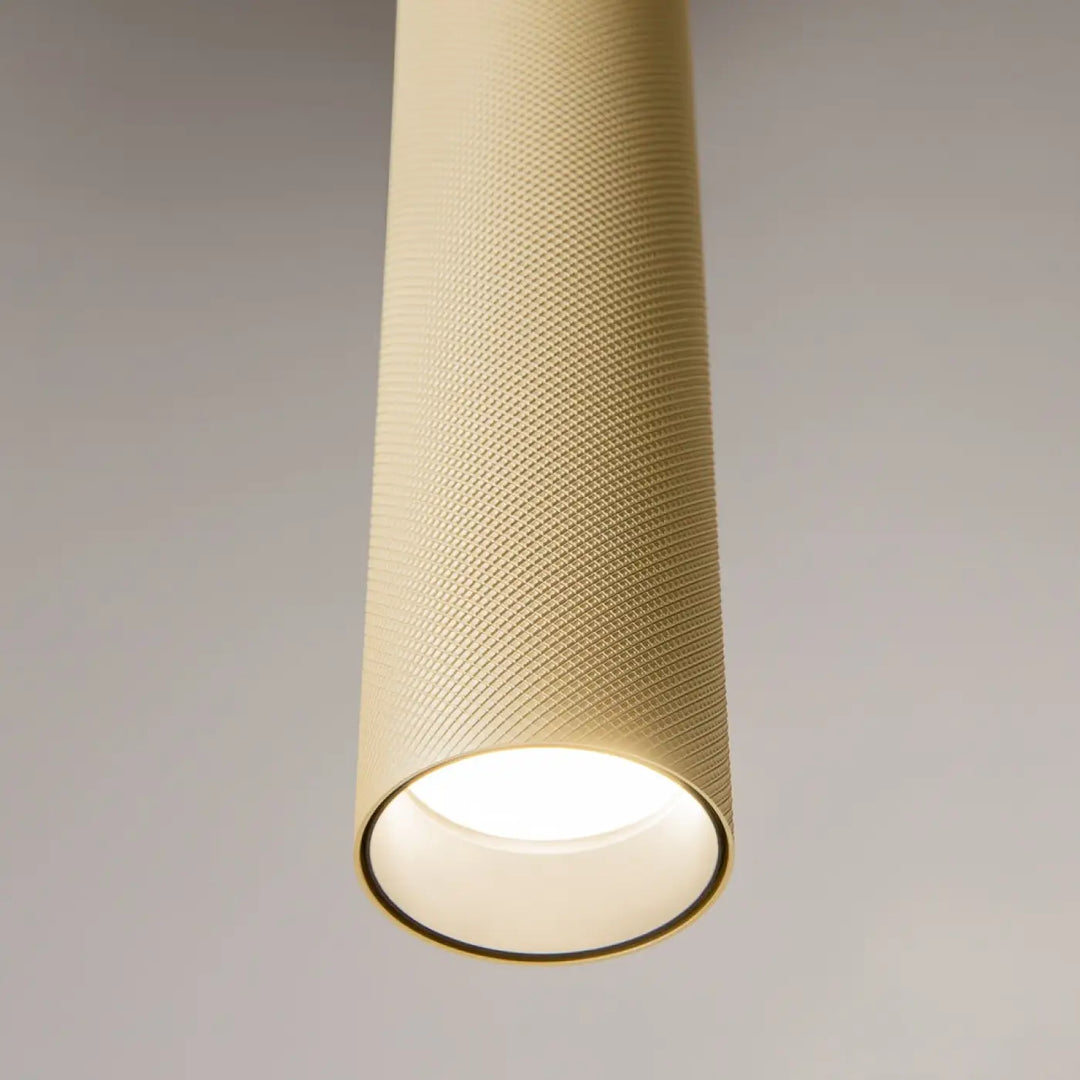 Suspension luminaire artisanal beige à motif diamanté avec une lumière chaude idéale au-dessus d’une table