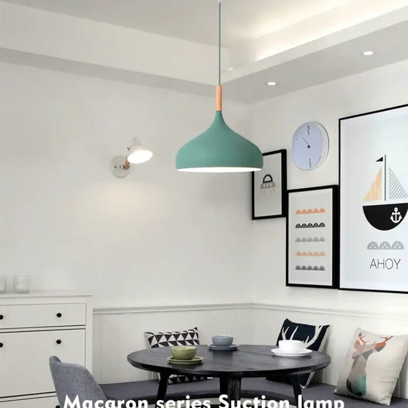 Suspension au style scandinave présente une forme de dôme épuré

