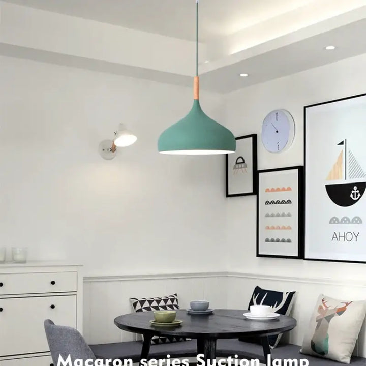Suspension au style scandinave présente une forme de dôme épuré

