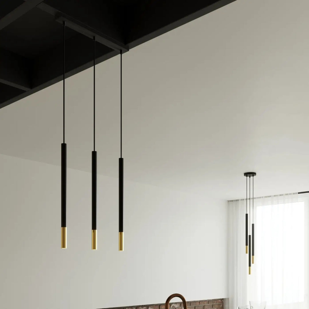 Suspension Mozaica noire à embout doré dans un intérieur contemporain