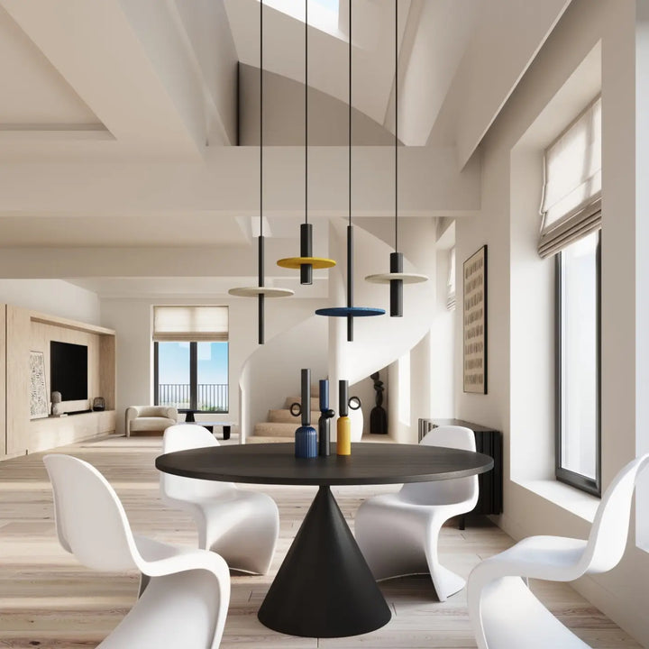 Suspension bleu marine/noir dans un intérieur contemporain