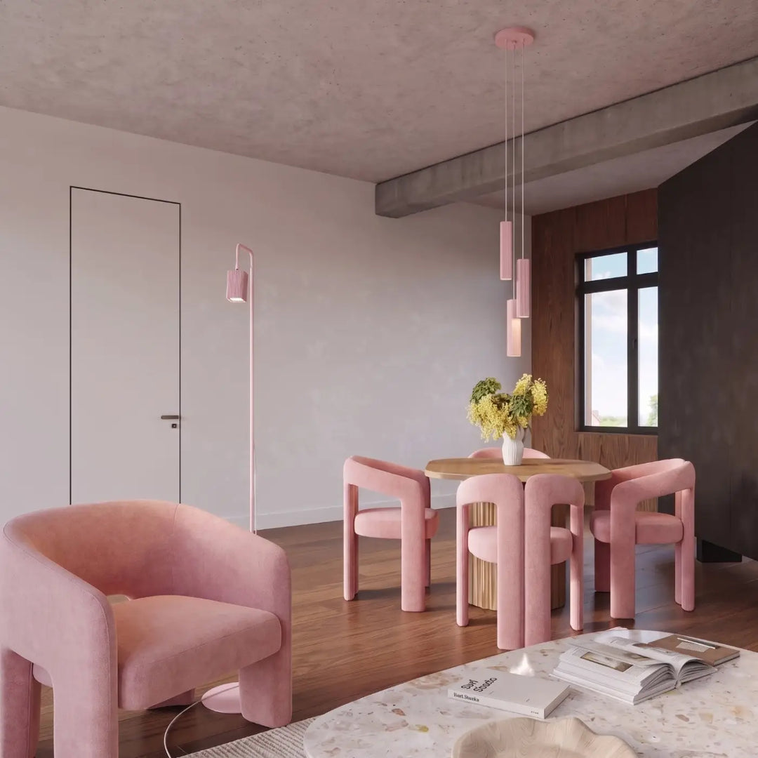 Suspension Rayo rose en ligne à 3 tubes cannelés dans une salle à manger