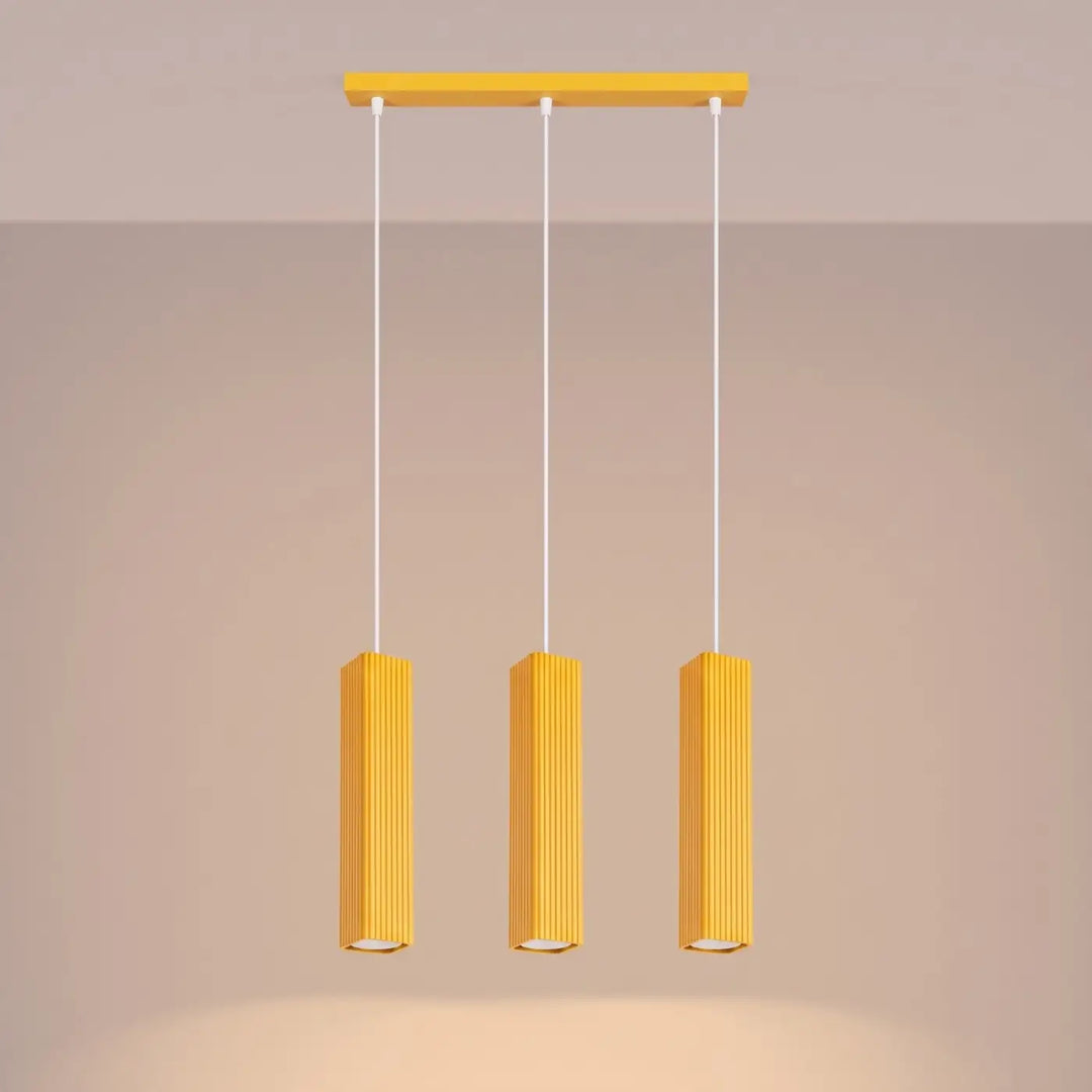Suspension Rayo jaune en ligne à 3 tubes cannelés, allumée