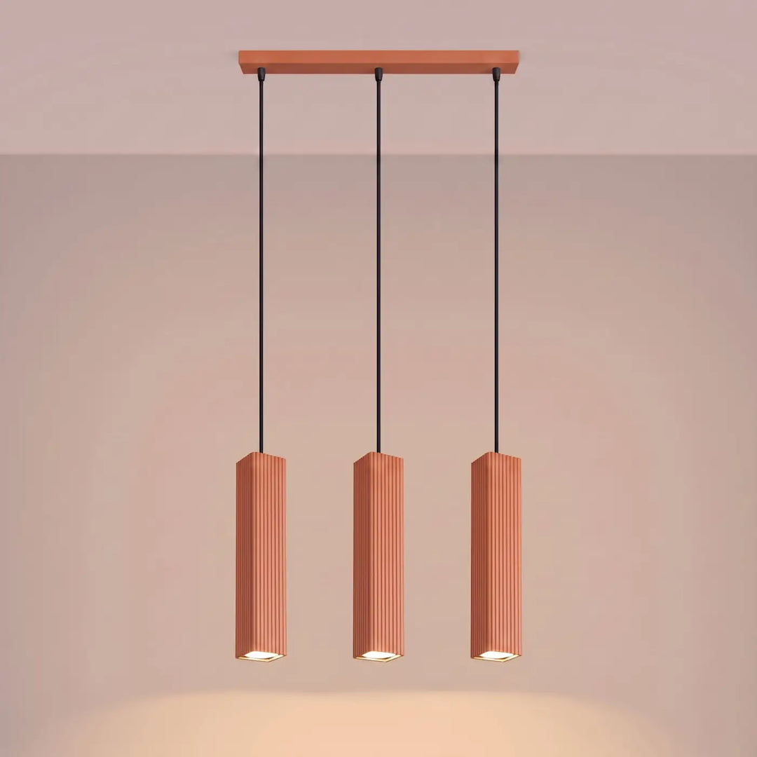 Suspension Rayo ocre rouge en ligne à 3 tubes cannelés, allumée