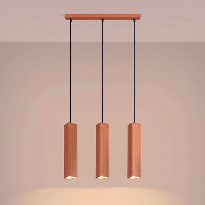 Suspension Rayo ocre rouge en ligne à 3 tubes cannelés, allumée