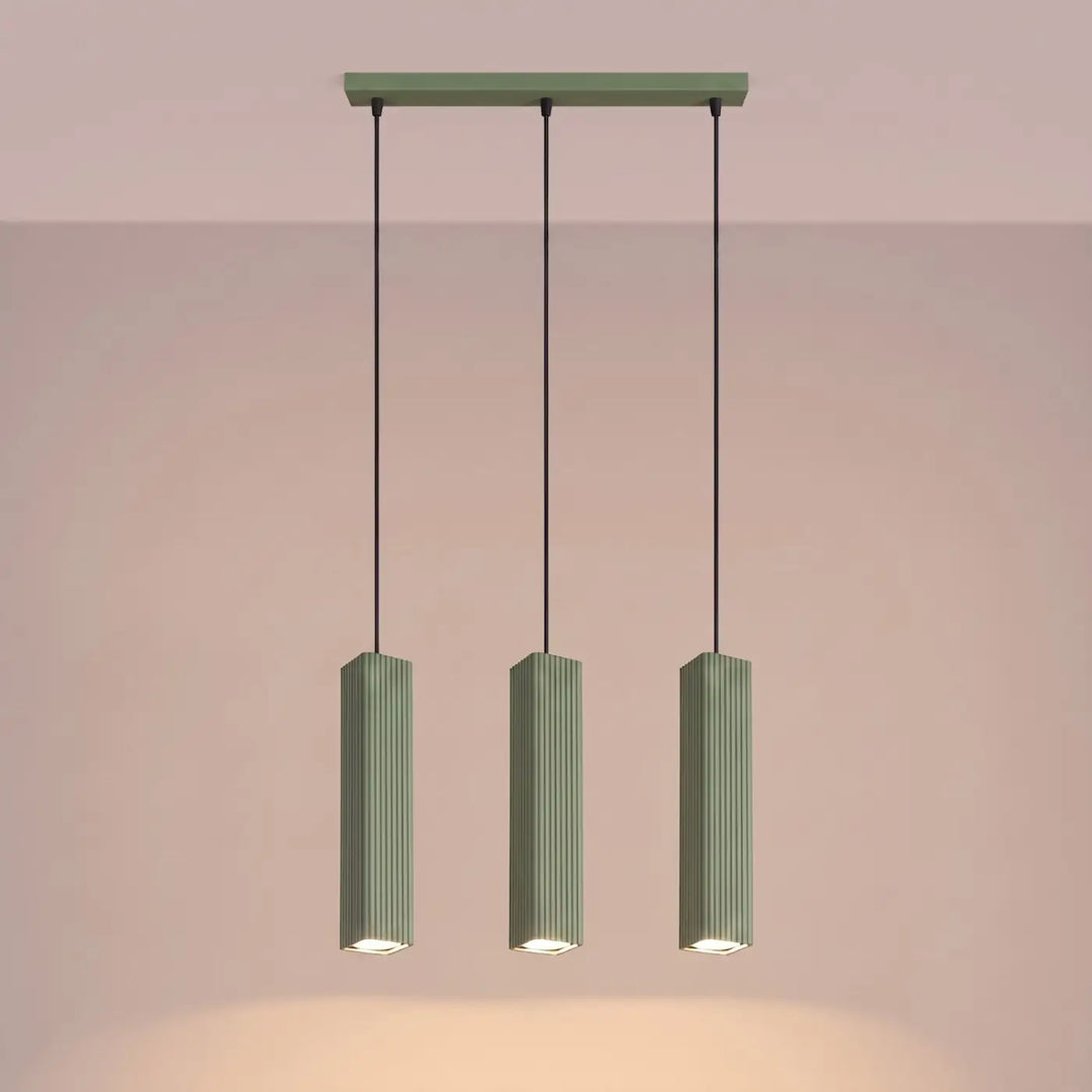Suspension Rayo vert olive en ligne à 3 tubes cannelés, allumée