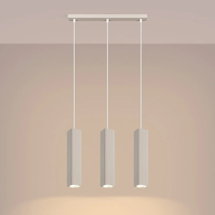 Suspension Rayo beige en ligne à 3 tubes cannelés, allumée