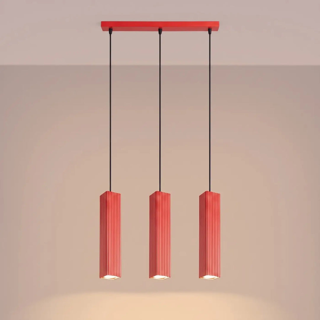 Suspension Rayo rouge en ligne à 3 tubes cannelés, allumée