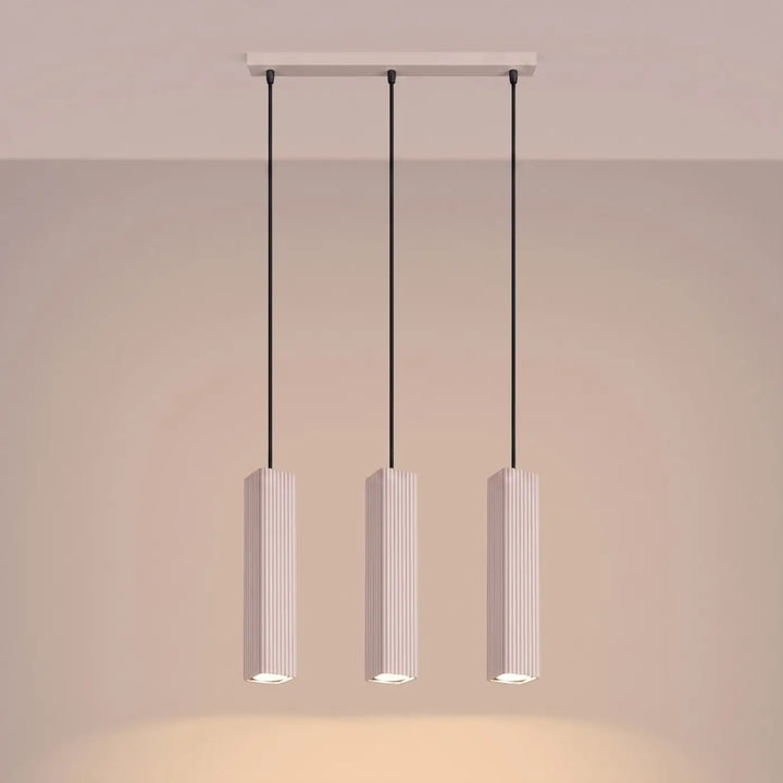 Suspension Rayo taupe en ligne à 3 tubes cannelés, allumée
