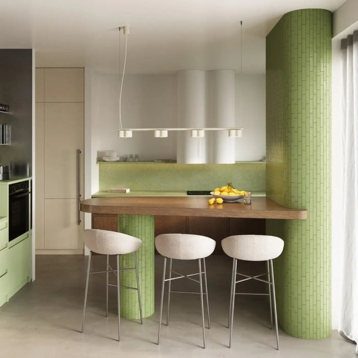 Suspension Ovio beige en aluminium au-dessus d'un îlot de cuisine