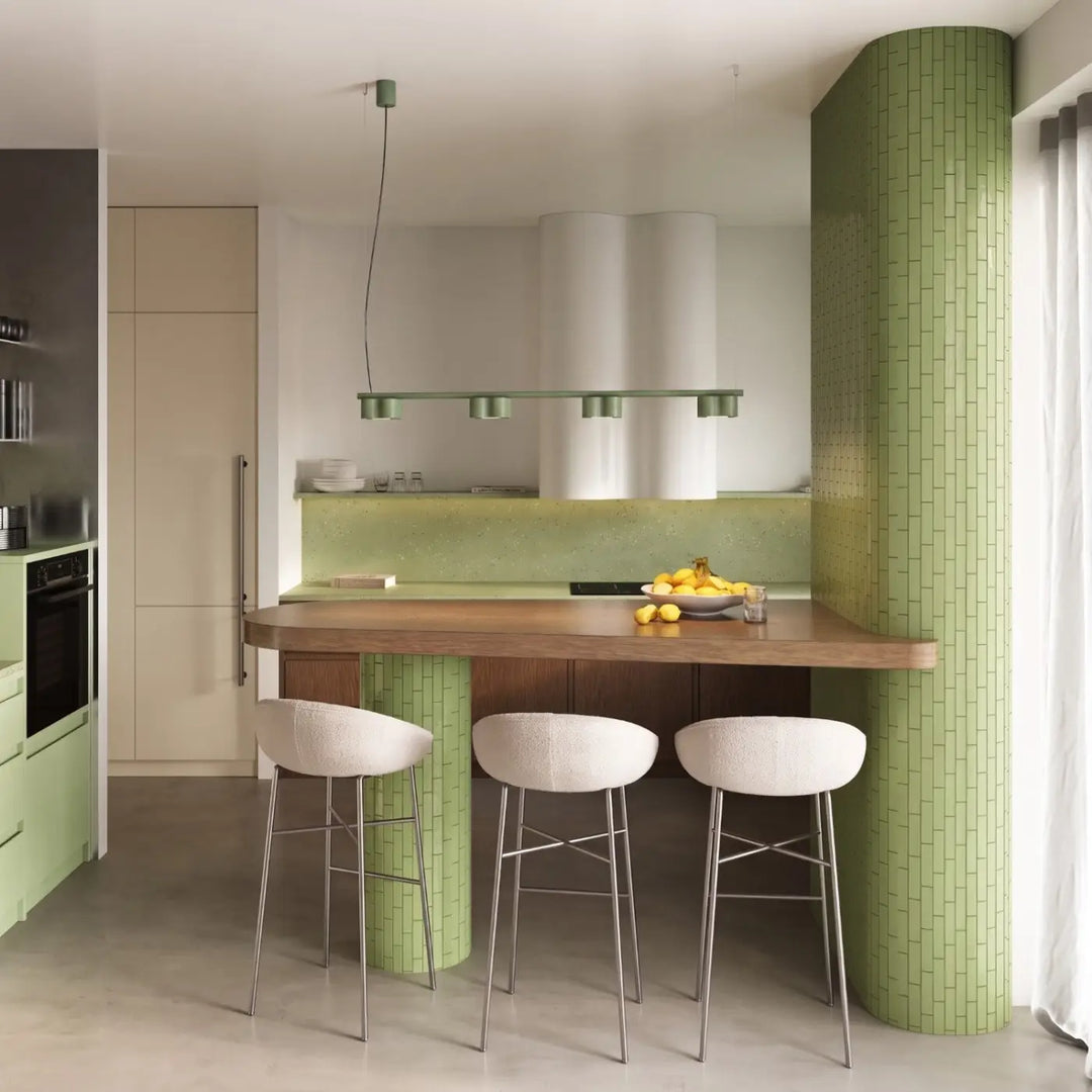 Suspension Ovio vert olive en aluminium au-dessus d'un îlot de cuisine