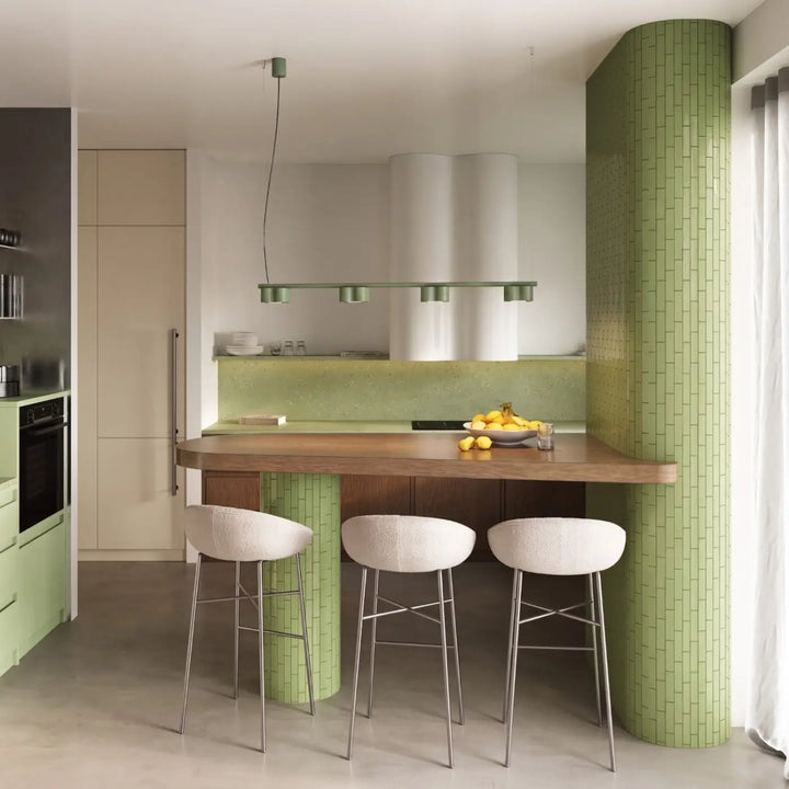 Suspension Ovio vert olive en aluminium au-dessus d'un îlot de cuisine