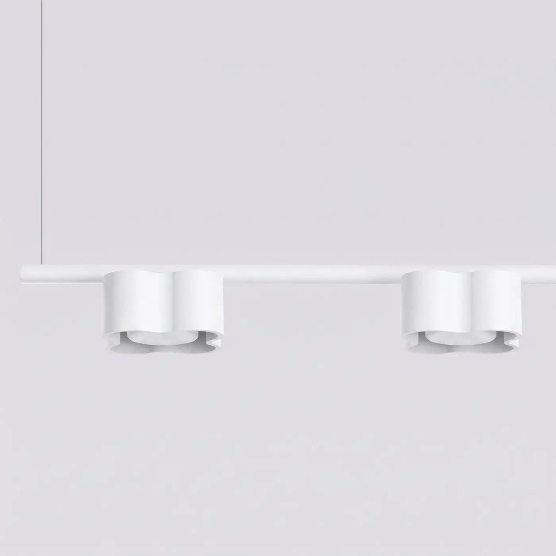 Suspension Ovio blanche en aluminium, détail du contour ondulé