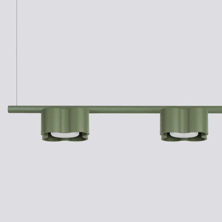 Suspension Ovio vert olive en aluminium, détail du contour ondulé