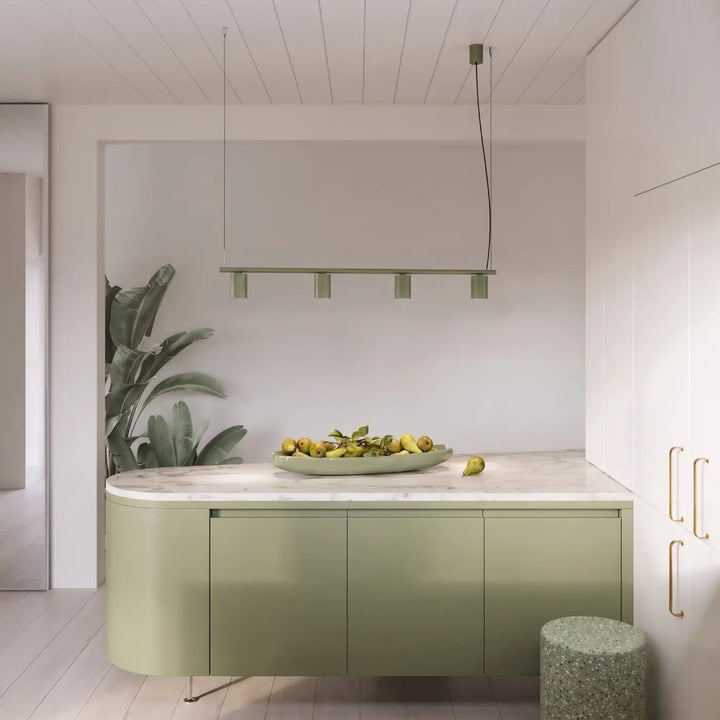 Suspension Rayo vert olive en aluminium au-dessus d'un îlot de cuisine
