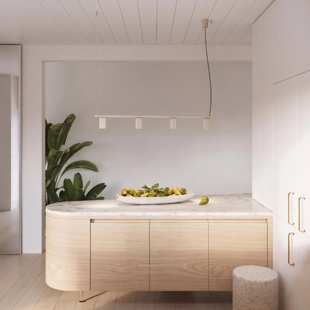 Suspension Rayo taupe en aluminium au-dessus d'un îlot de cuisine