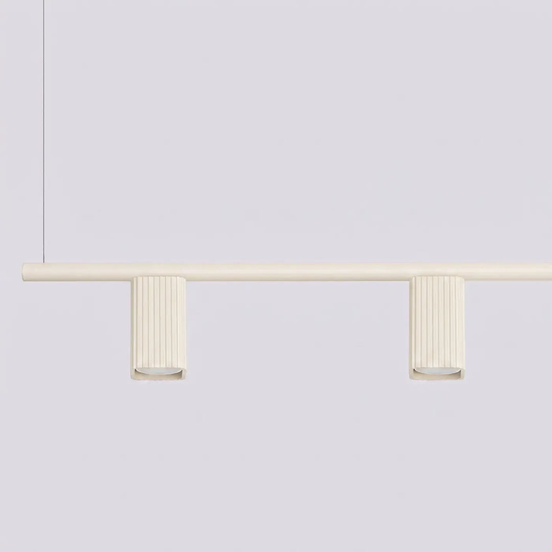 Suspension Rayo beige en aluminium, détail des cannelures