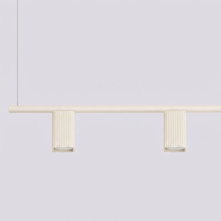 Suspension Rayo beige en aluminium, détail des cannelures