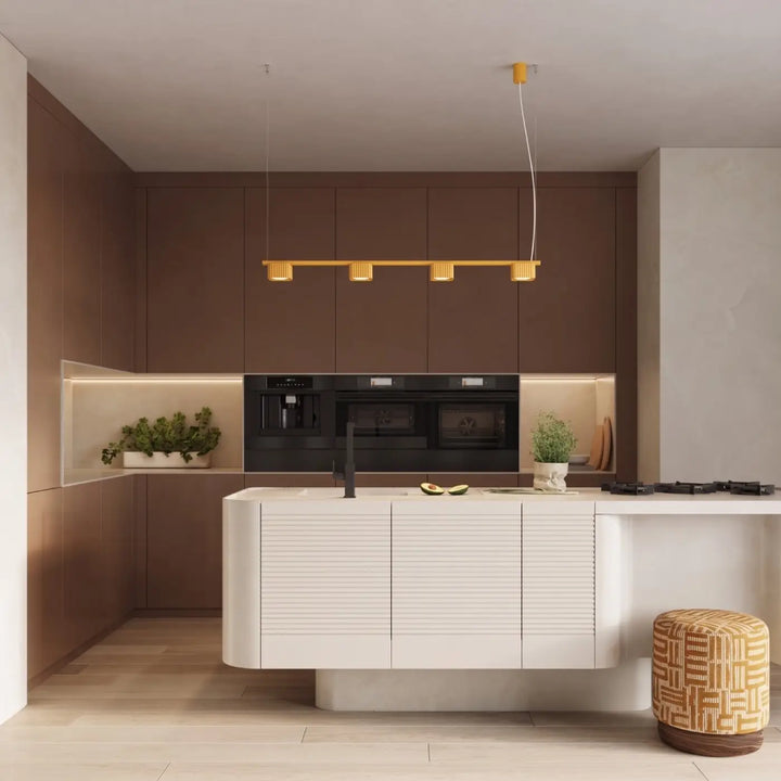 Suspension Riff jaune en aluminium au-dessus d'un îlot de cuisine