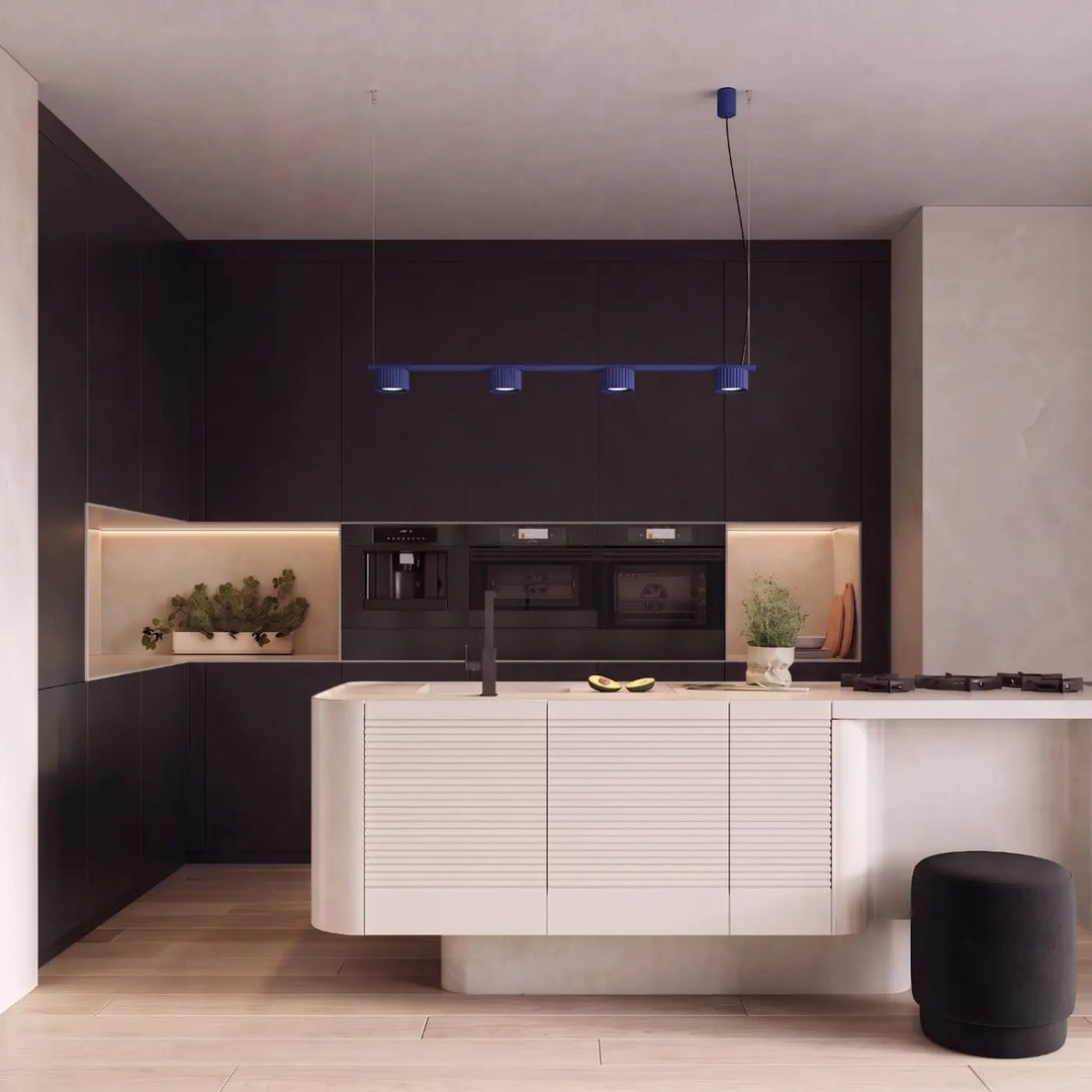 Suspension Riff outremer en aluminium au-dessus d'un îlot de cuisine
