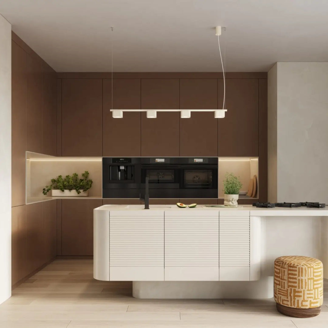 Suspension Riff beige en aluminium au-dessus d'un îlot de cuisine