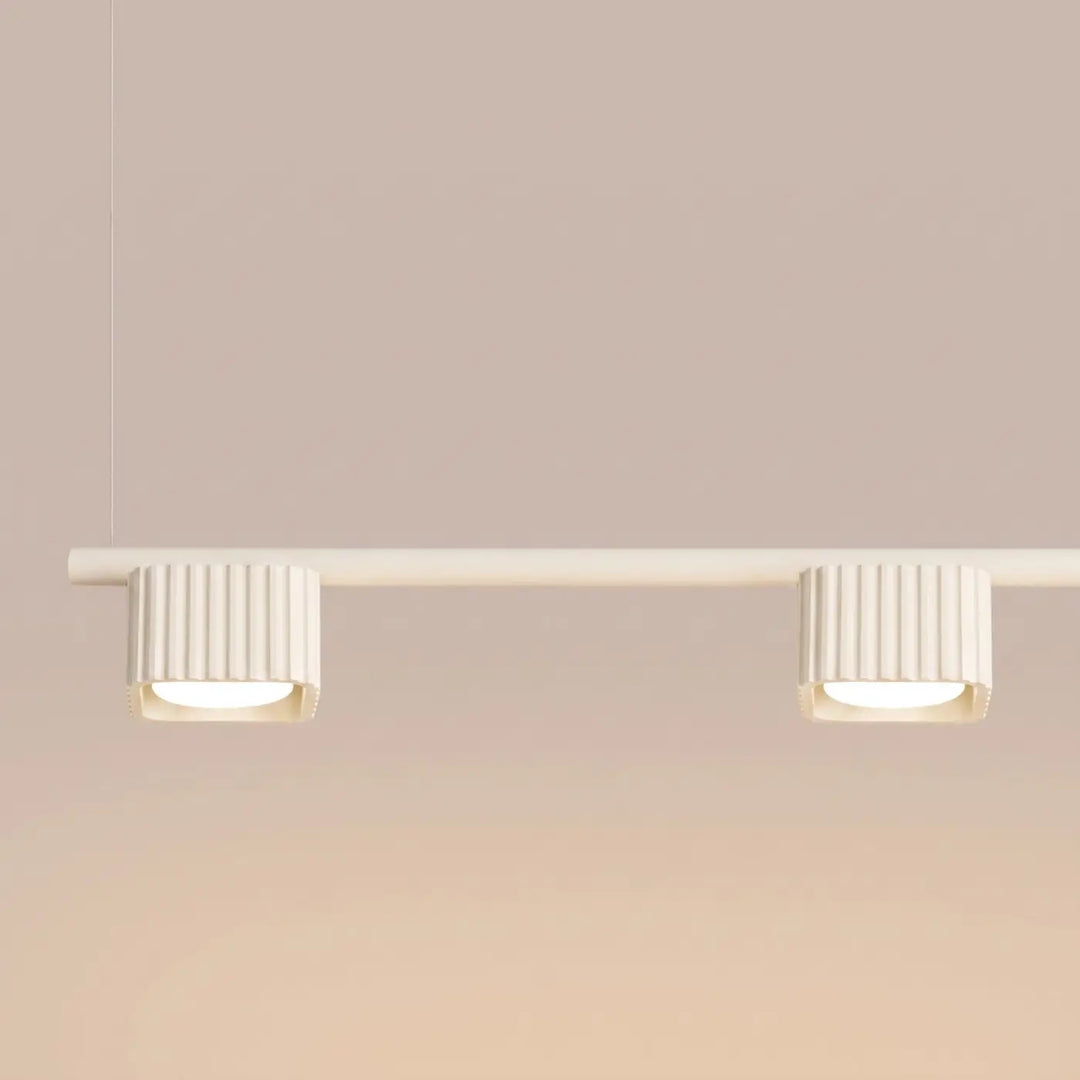 Suspension Riff beige en aluminium, détail des cannelures