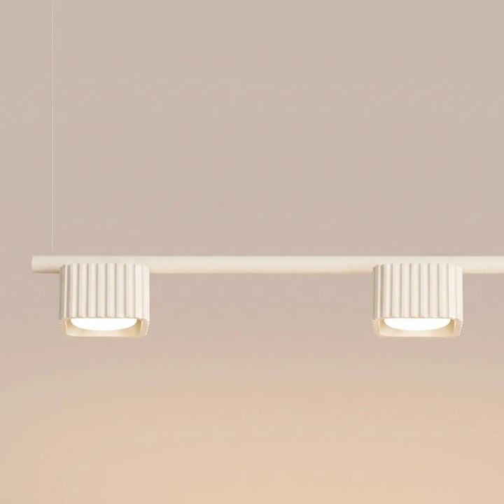 Suspension Riff beige en aluminium, détail des cannelures