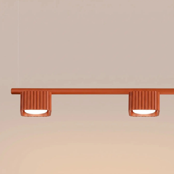 Suspension Riff ocre rouge en aluminium, détail des cannelures