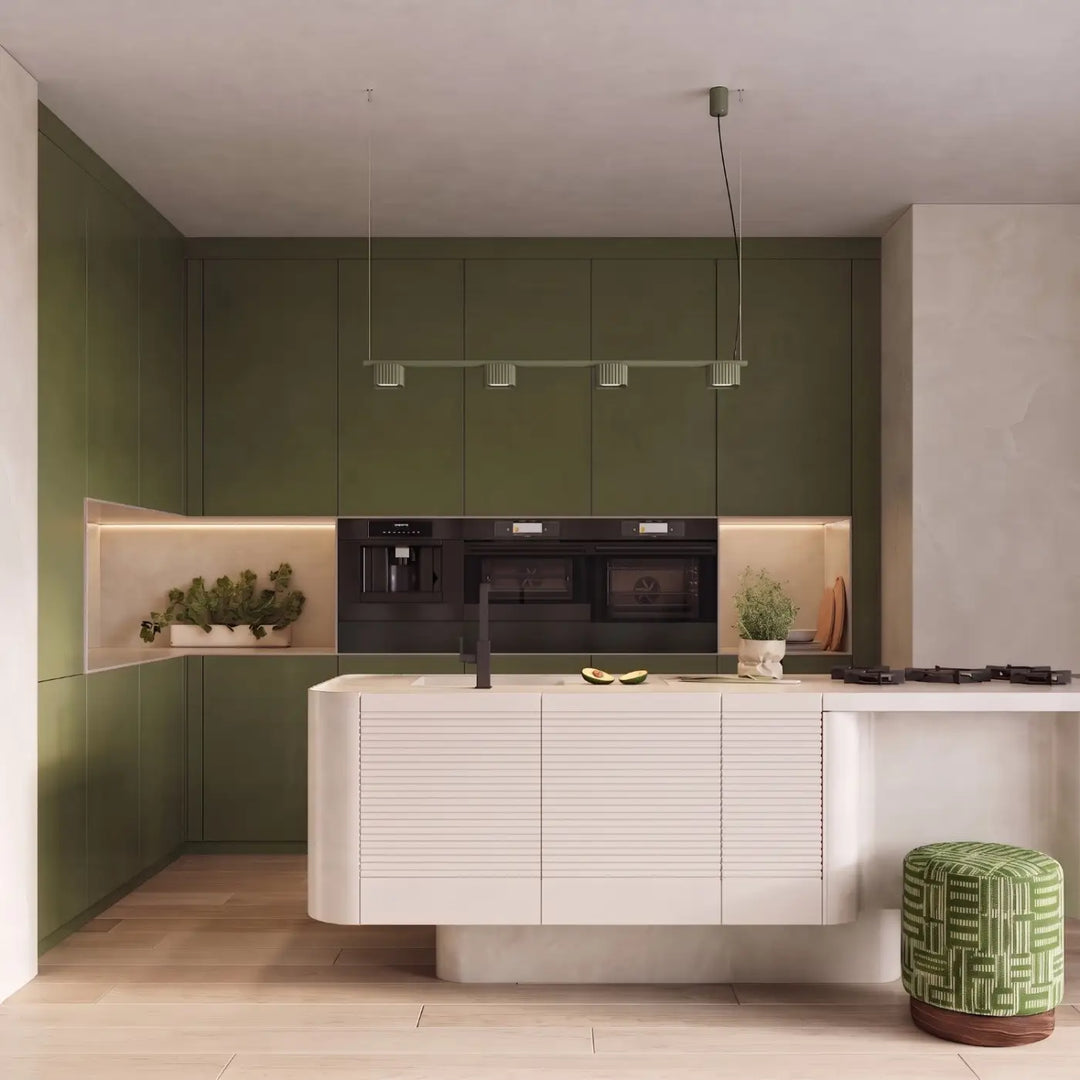 Suspension Riff vert olive en aluminium au-dessus d'un îlot de cuisine