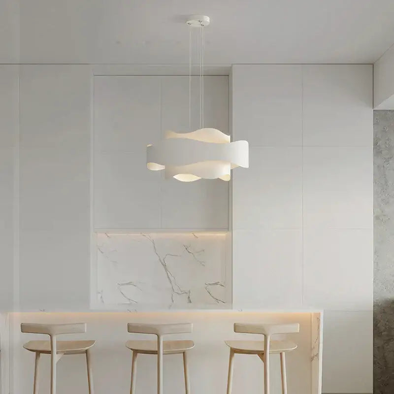 Suspension blanche design sculptural courbes ondulées déco