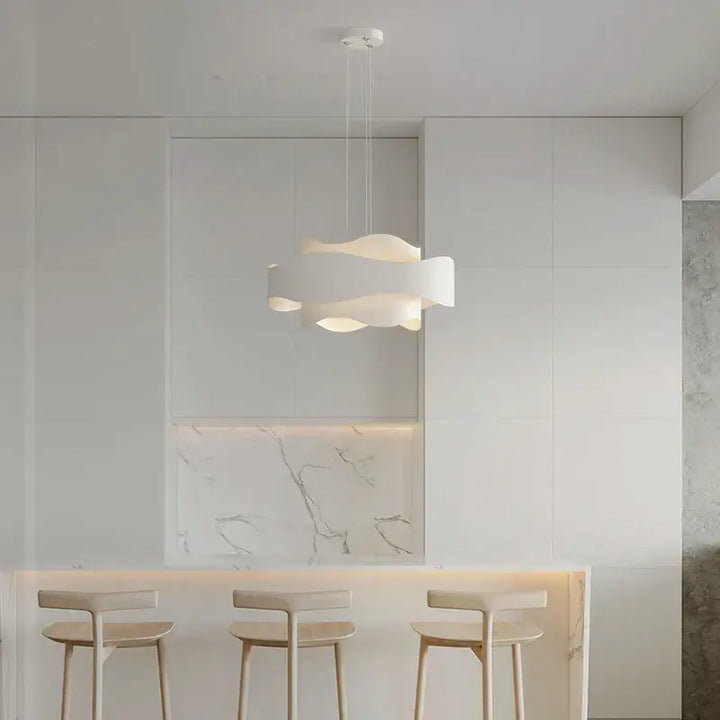 Suspension blanche design sculptural courbes ondulées déco