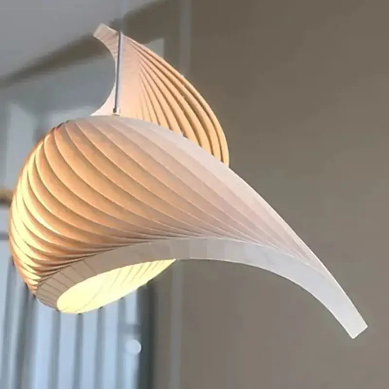 Suspension bois sculptural en forme torsadée élégante lumineuse