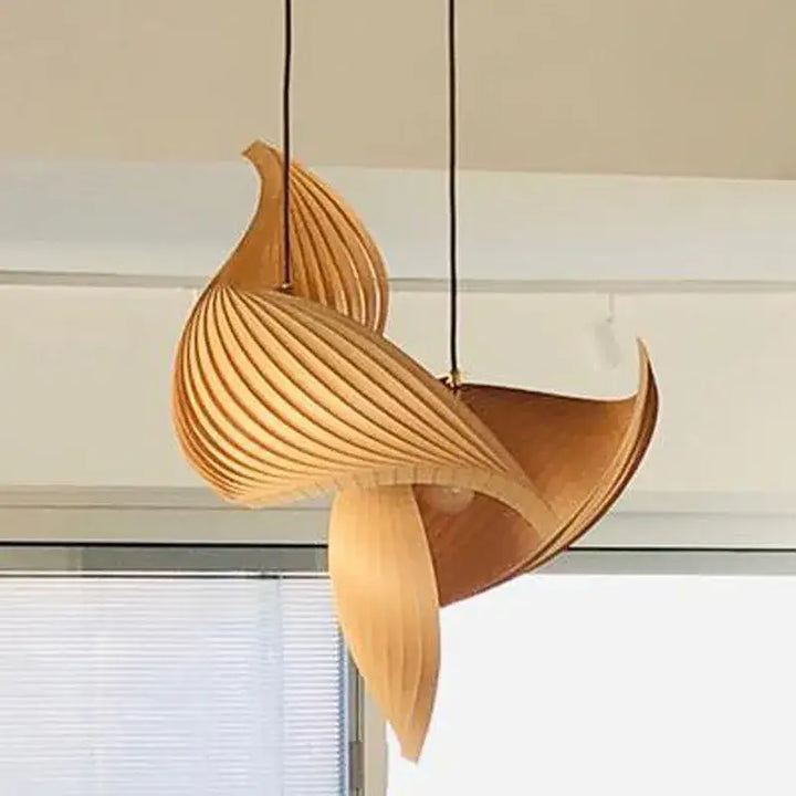 Suspension bois sculptural en forme torsadée élégante lumineuse