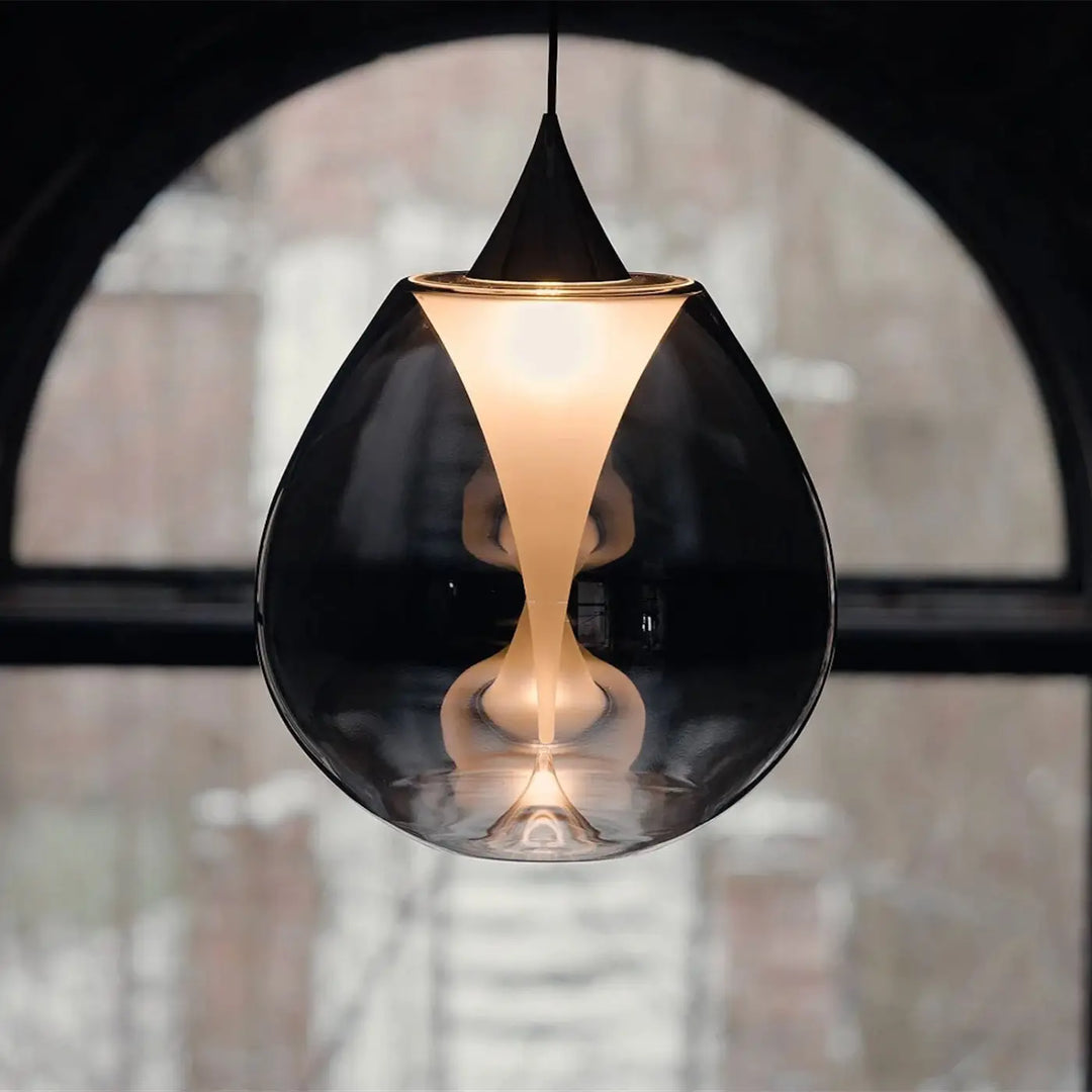 Suspension bond avec verre soufflé en forme de goutte teintée fumée et lumière ambre chaleureuse double disque convexe
