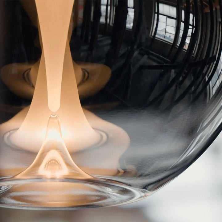 Suspension bond en verre soufflé avec base sculpturale moderne et double disque convexe émettant une lumière chaude