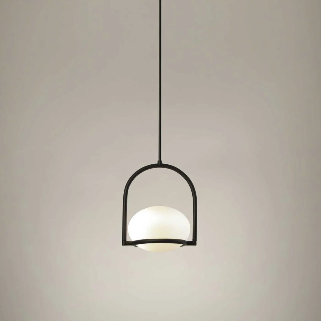 Vue de la suspension Coco noire à globe blanc #couleur_noir