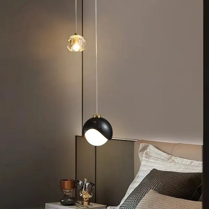 Suspension Boule Dorée Noire Ou Transparente Avec Lumière Led Chic