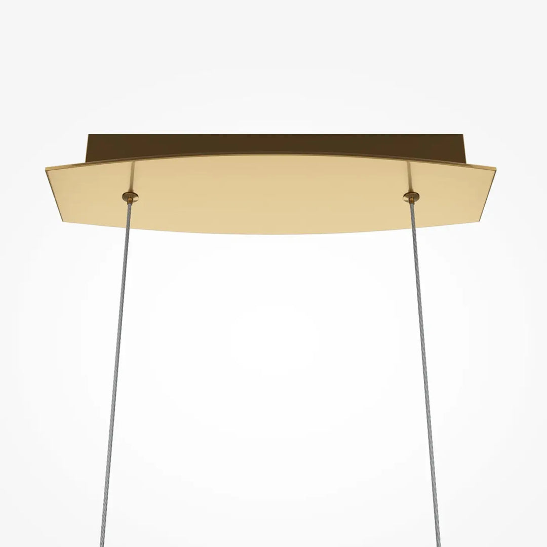 Suspension luminaire breeze linéaire en laiton avec abat-jour en acrylique texturé suspendue d’une table