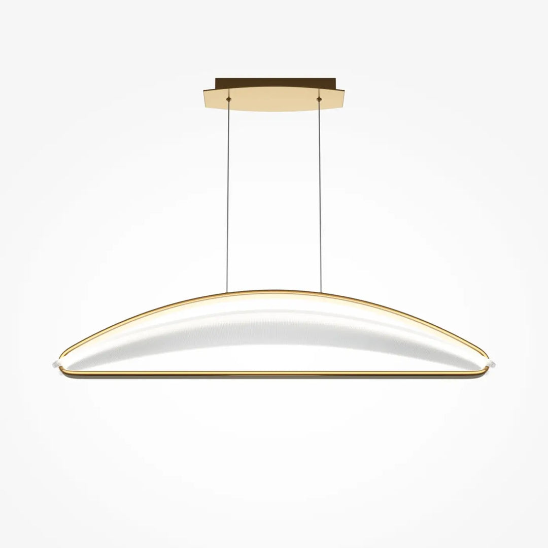 Suspension luminaire breeze linéaire avec diffuseur courbé en acrylique texturé blanc et accents dorés pour éclairer d’une table