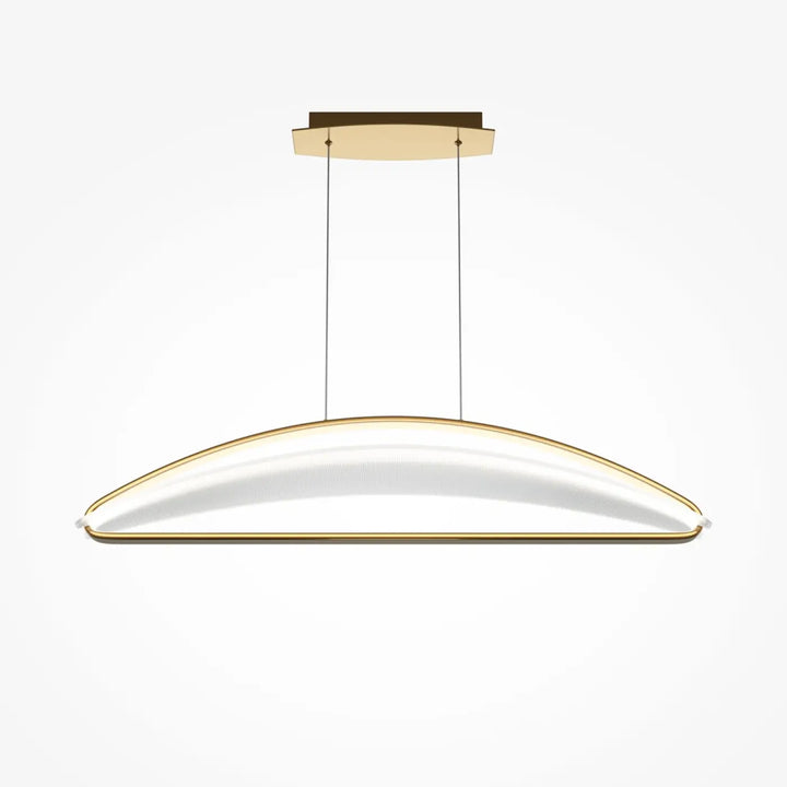Suspension luminaire breeze linéaire avec diffuseur courbé en acrylique texturé blanc et accents dorés pour éclairer d’une table