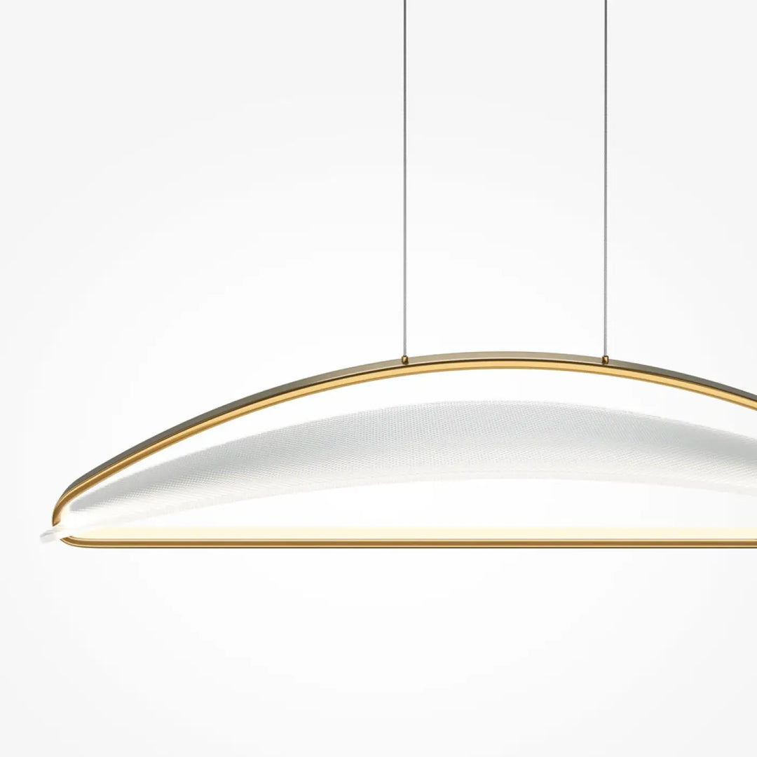 Suspension luminaire breeze linéaire avec cadre doré courbé et panneau en verre acrylique texturé pour éclairer d’une table