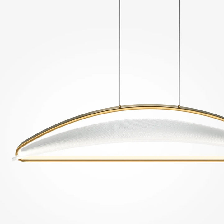 Suspension luminaire breeze linéaire avec cadre doré courbé et panneau en verre acrylique texturé pour éclairer d’une table