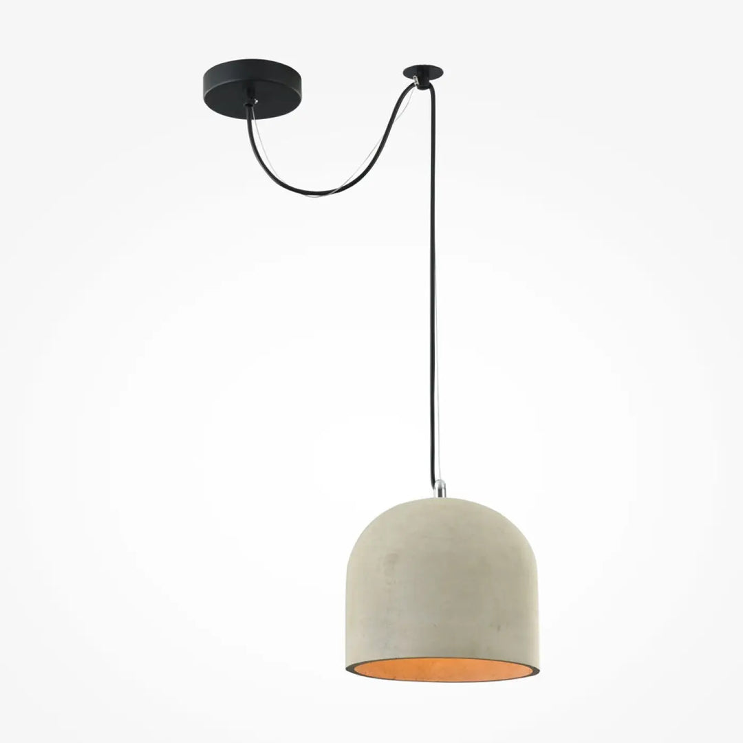 Suspension luminaire broni avec coupole en béton gris mat et métal noir, au-dessus d’une table avec intérieur orange