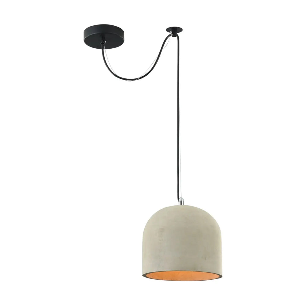 Suspension luminaire broni avec dôme en béton gris mat et intérieur orange suspendu par métal noir au-dessus d’une table