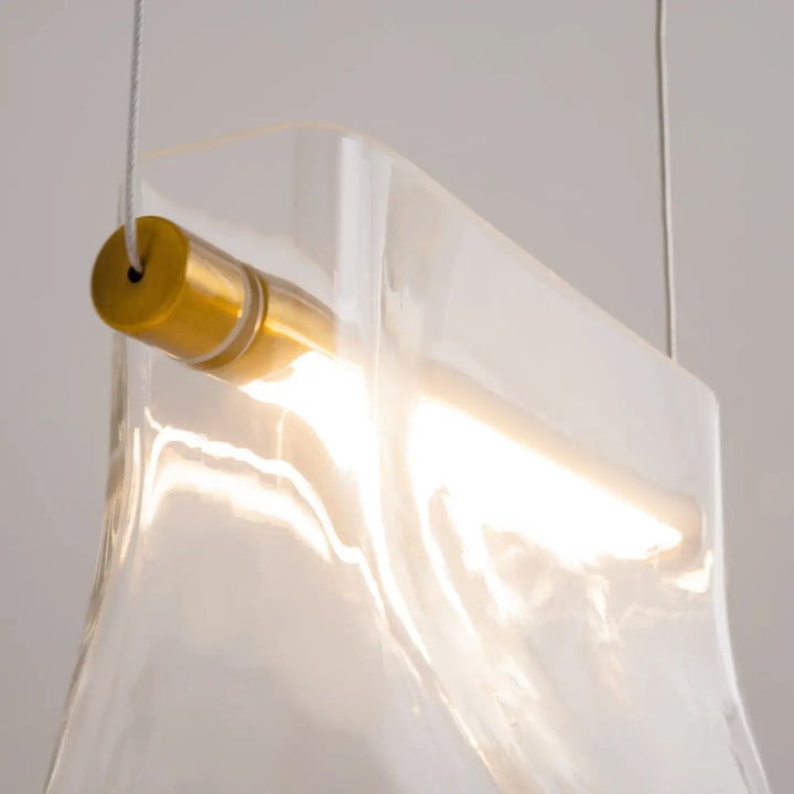Suspension cabaret en verre transparent avec capuchon métal doré et led intégrée idéale au-dessus d’une table