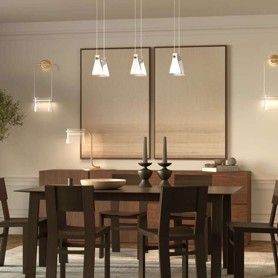 Suspension cabaret avec abat-jour conique blanc en verre transparent au-dessus d’une table en bois foncé moderne minimaliste
