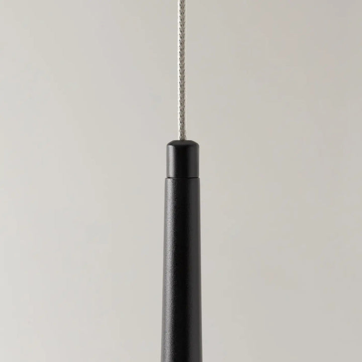 Suspension luminaire cascade conique noire avec finition texturée et câble tressé argenté idéale pour cage d’escalier led intégrée
