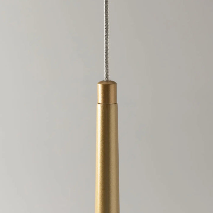 Suspension luminaire cascade conique en laiton brossé avec led intégrée et câble argenté tressé pour cage d’escalier
