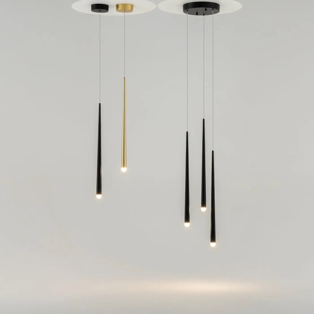 Suspension luminaire cascade conique avec led intégrée aux abat-jours cylindriques noirs et dorés pour cage d’escalier ou table
